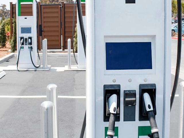 Véhicule électrique en charge sur une borne installée en entreprise
