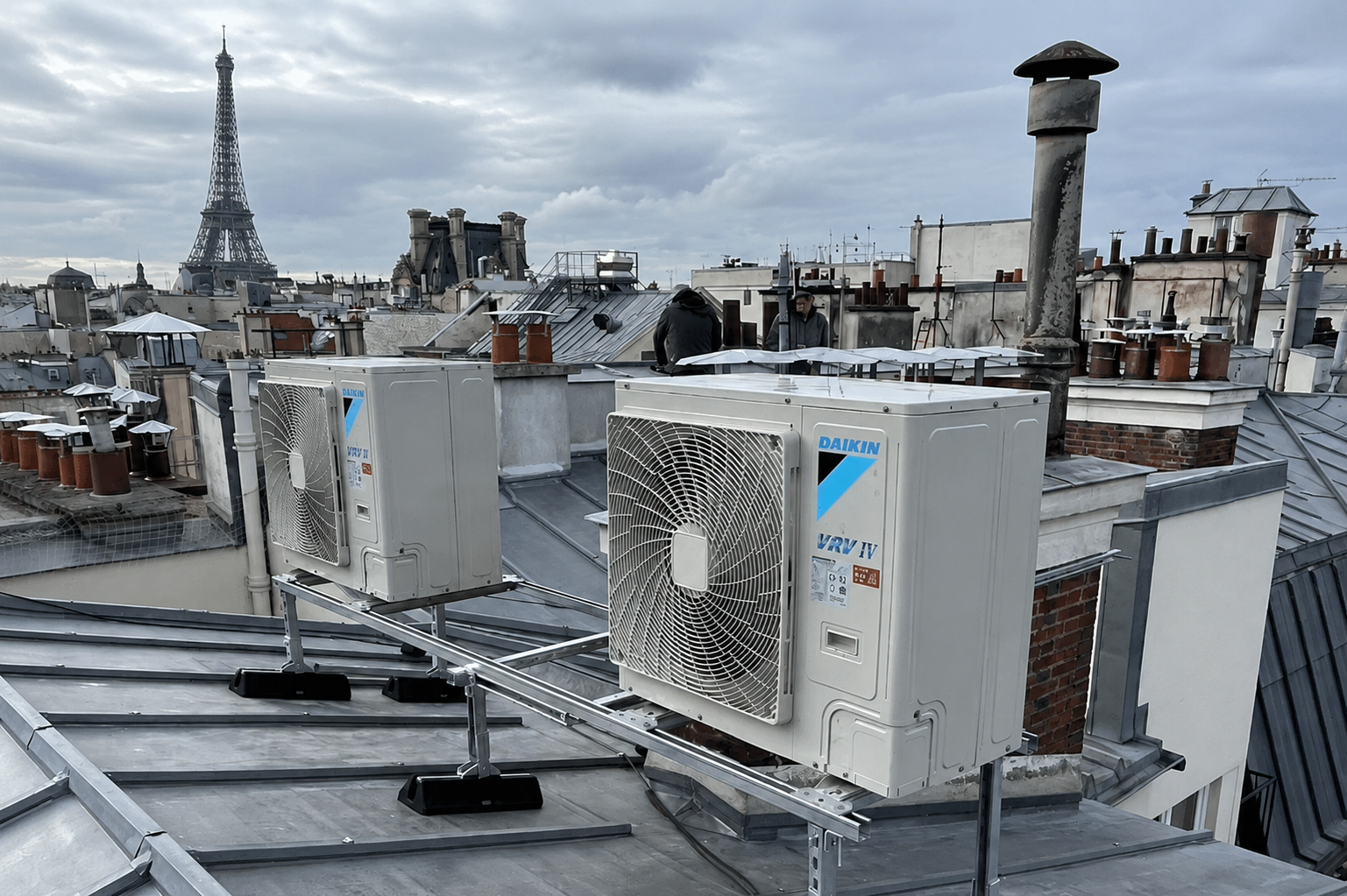 Groupe extérieur de climatisation installé sur un toit d'entreprise à Paris