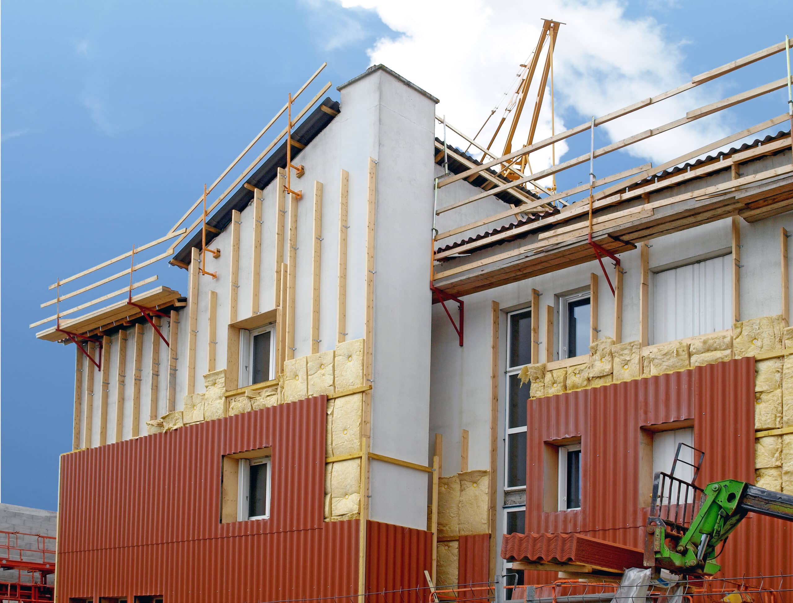 Bardage métallique en cours d'installation sur une façade de bâtiment